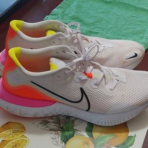 Nike renew run size 12 wht/org/pink